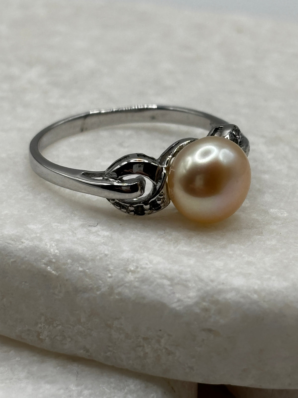 925 Sterling Silver Freshwater Peach Pearl and White Zircon Ring - UK Size V