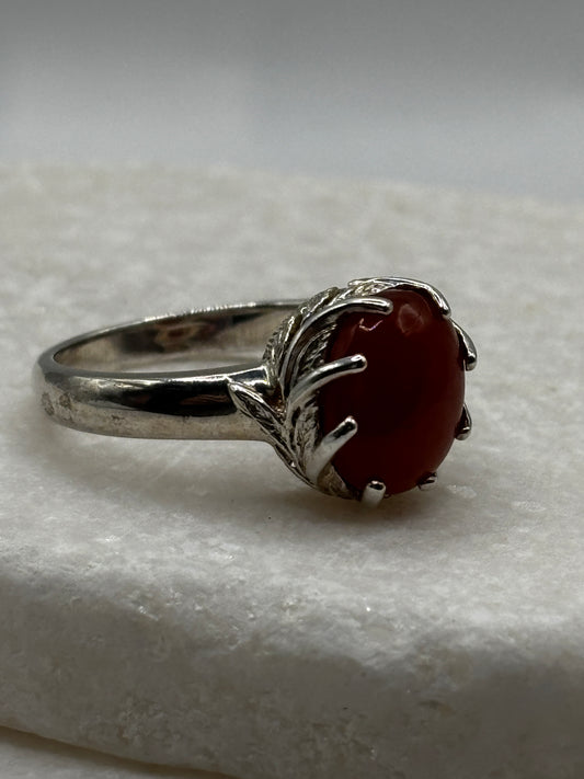 925 Sterling Silver Carnelian Solitaire With Leaf Bezel Detail - UK Size V
