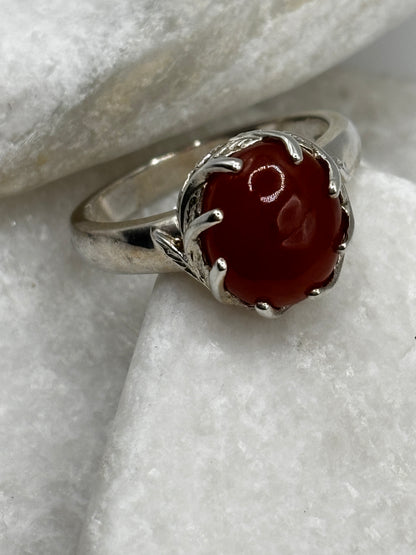 925 Sterling Silver Carnelian Solitaire With Leaf Bezel Detail - UK Size V