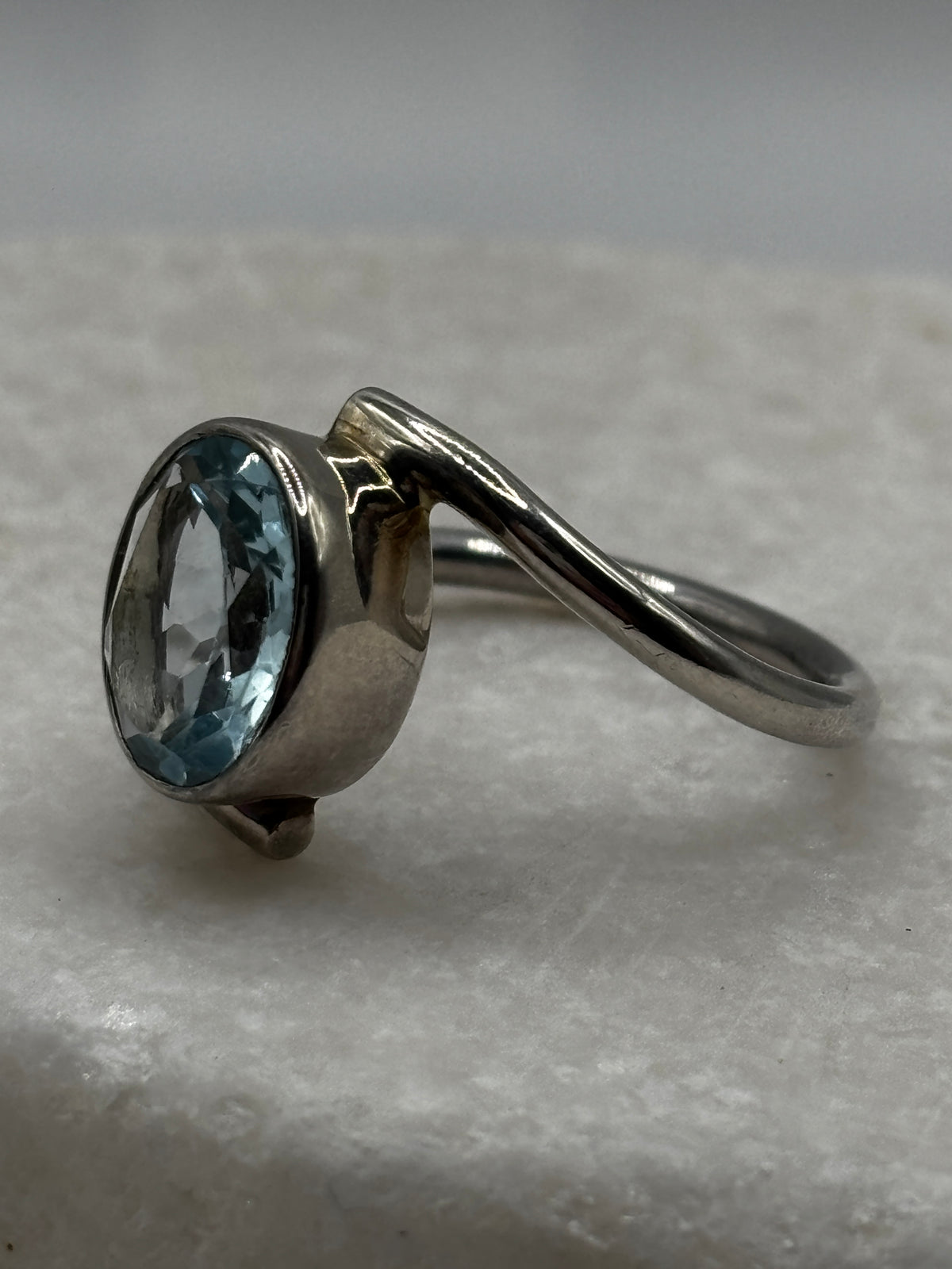 925 Sterling Silver Aquamarine Solitaire Twist Ring - UK Size U