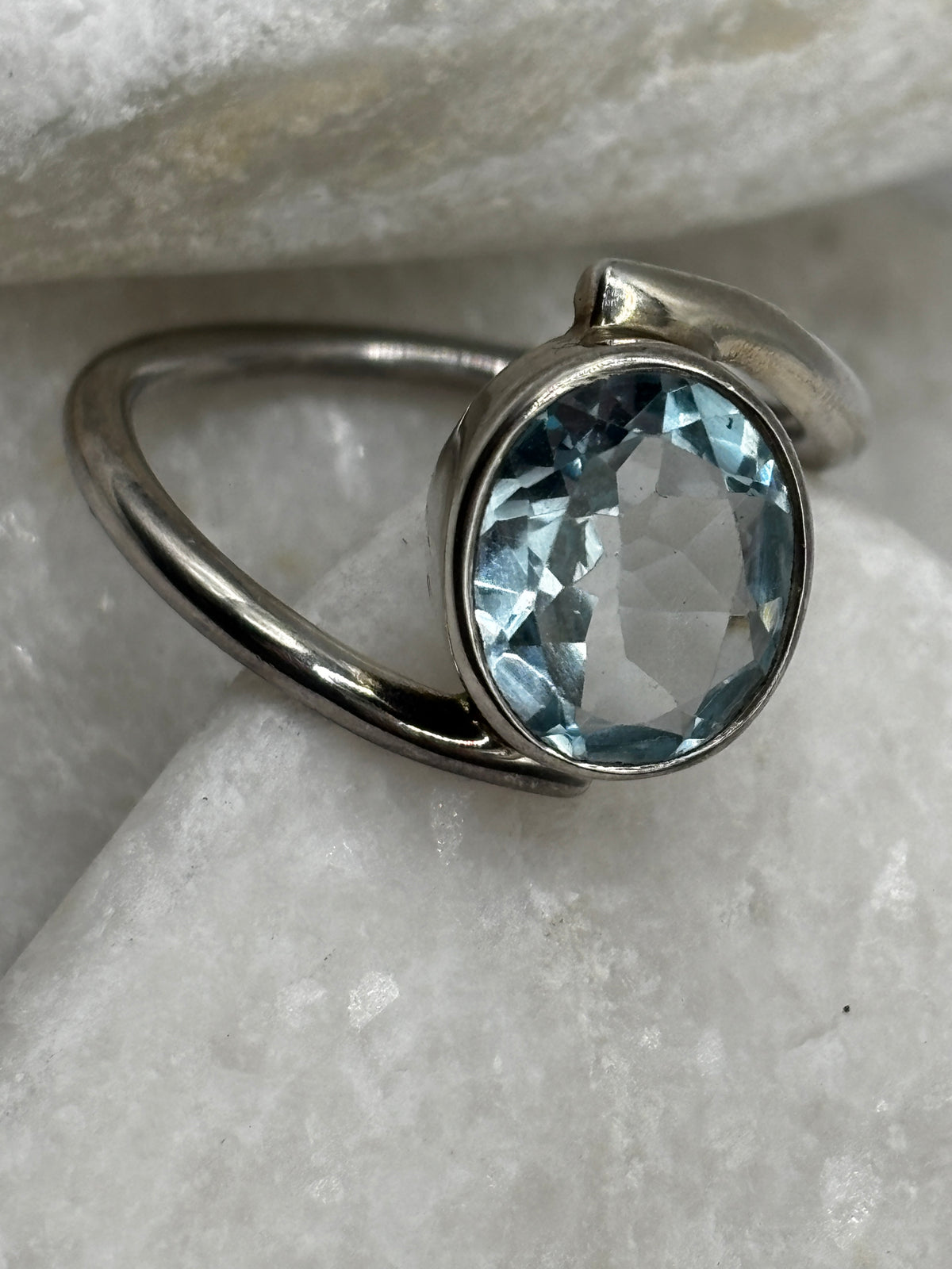 925 Sterling Silver Aquamarine Solitaire Twist Ring - UK Size U