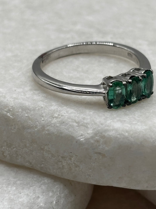 925 Sterling Silver Emerald Trilogy Ring - Size O