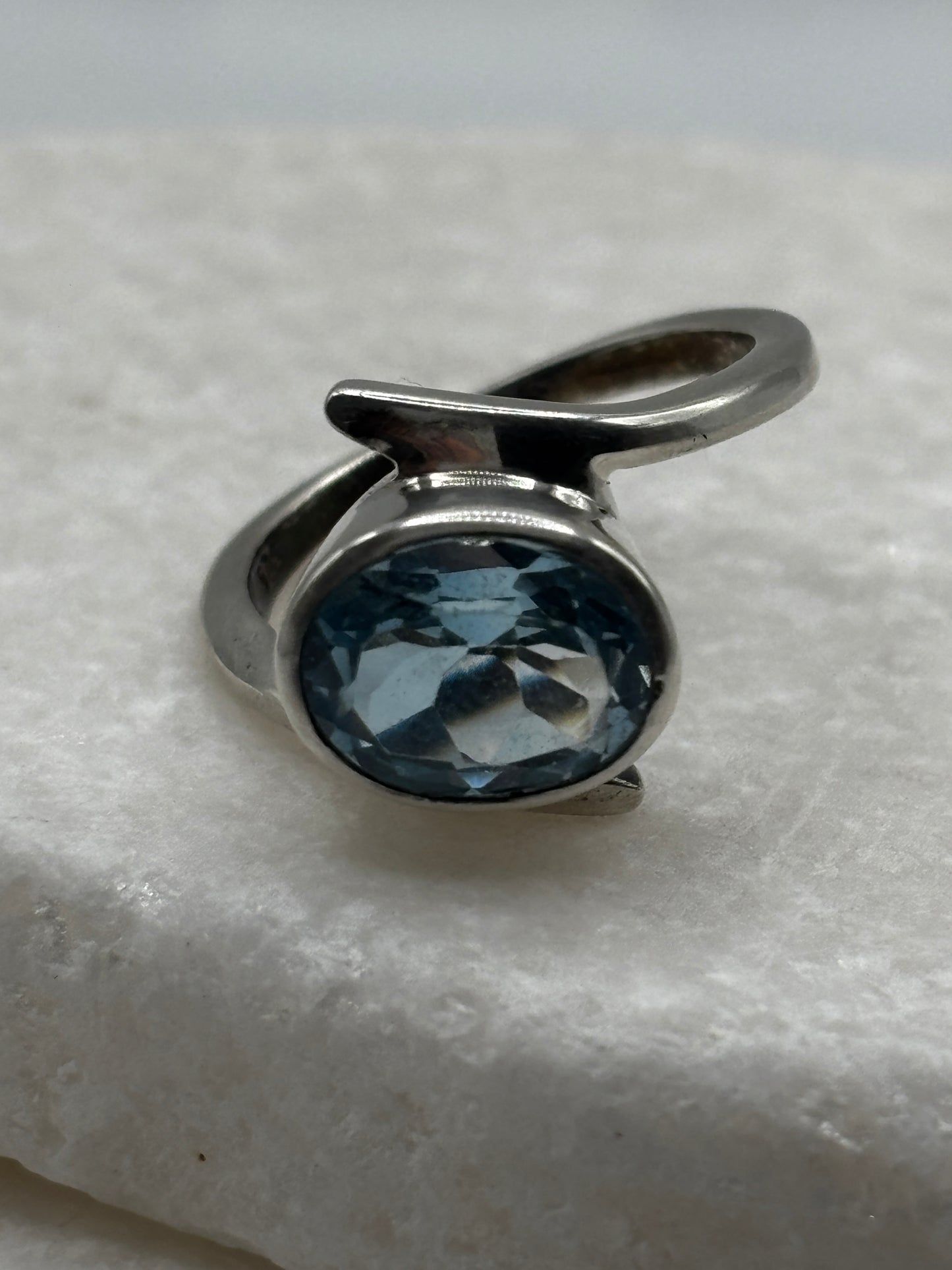 925 Sterling Silver Aquamarine Solitaire Twist Ring - UK Size O