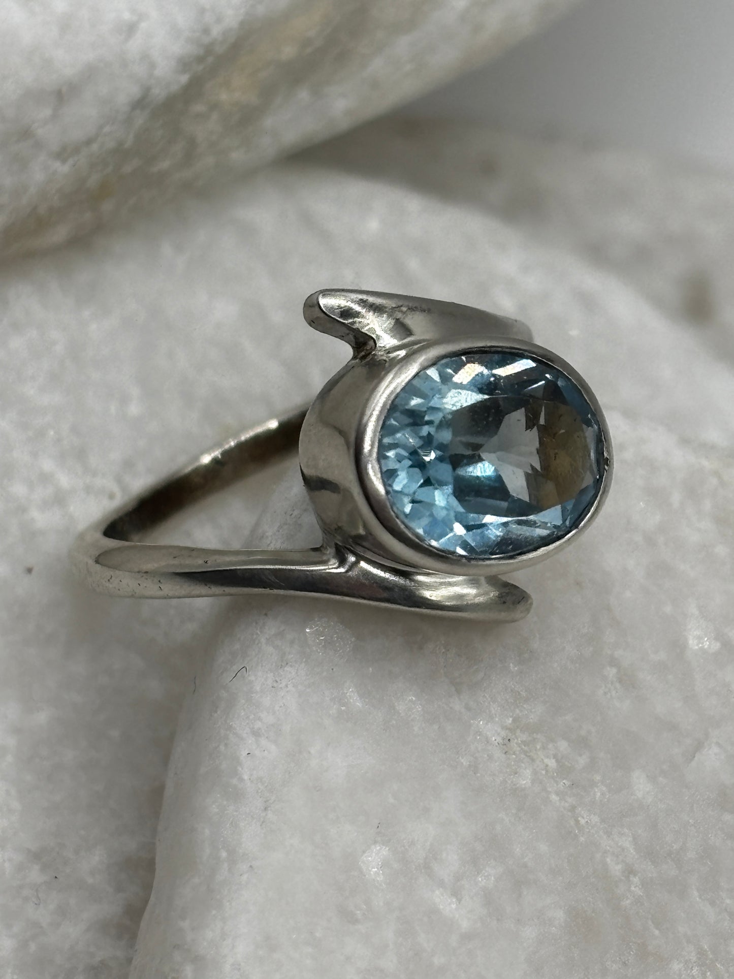 925 Sterling Silver Aquamarine Solitaire Twist Ring - UK Size O