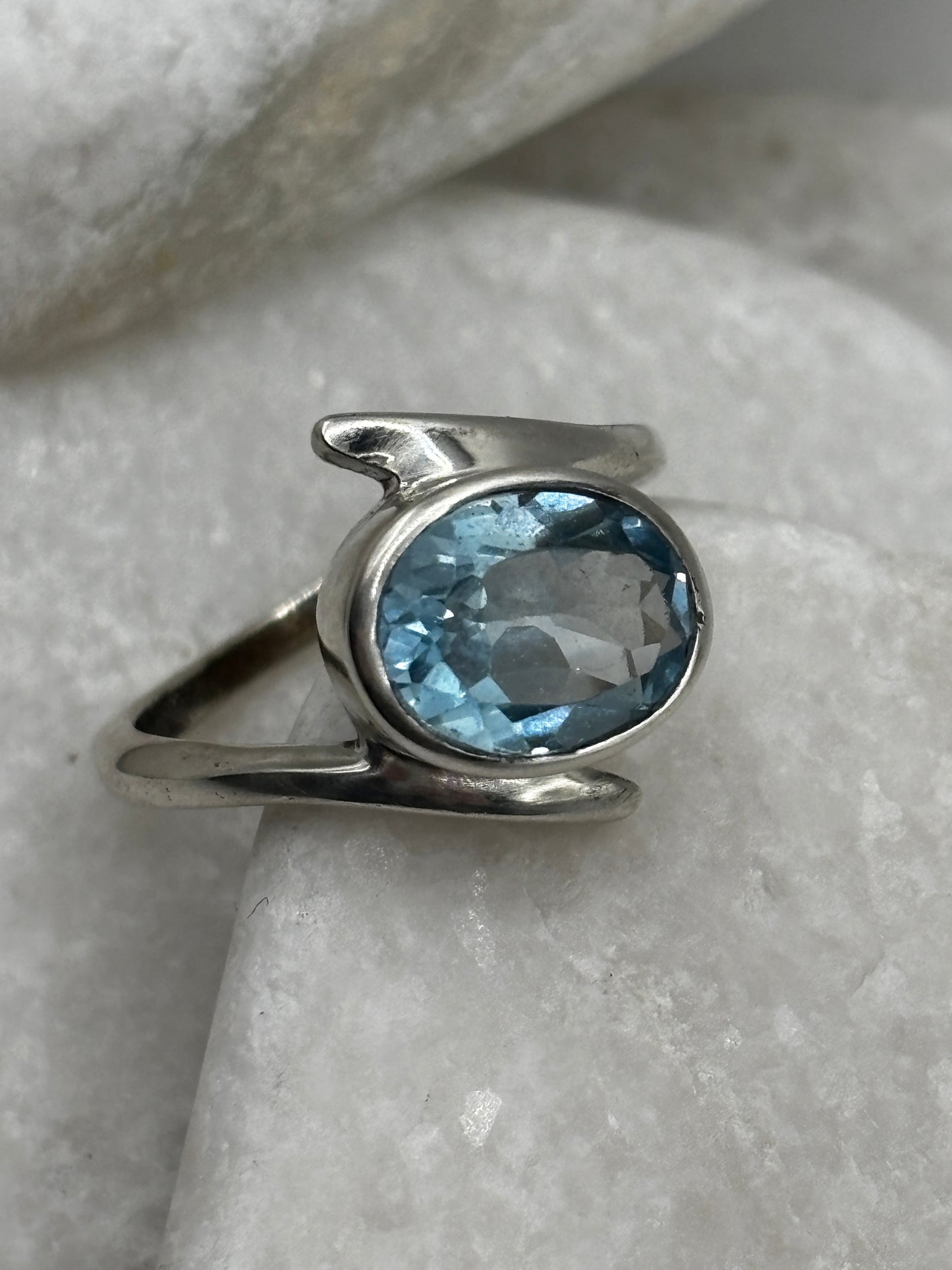 925 Sterling Silver Aquamarine Solitaire Twist Ring - UK Size O