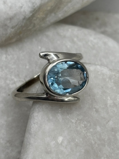 925 Sterling Silver Aquamarine Solitaire Twist Ring - UK Size O