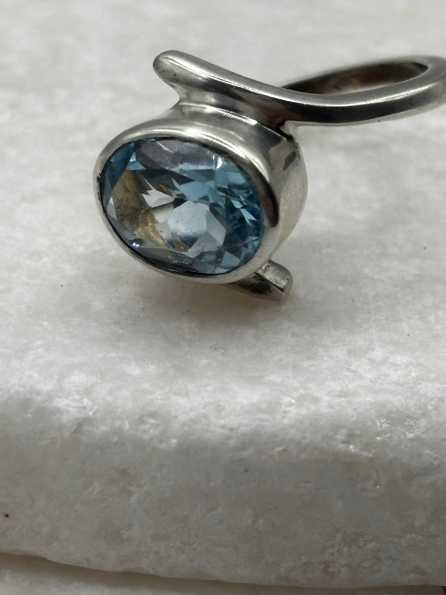 925 Sterling Silver Aquamarine Solitaire Twist Ring - UK Size O