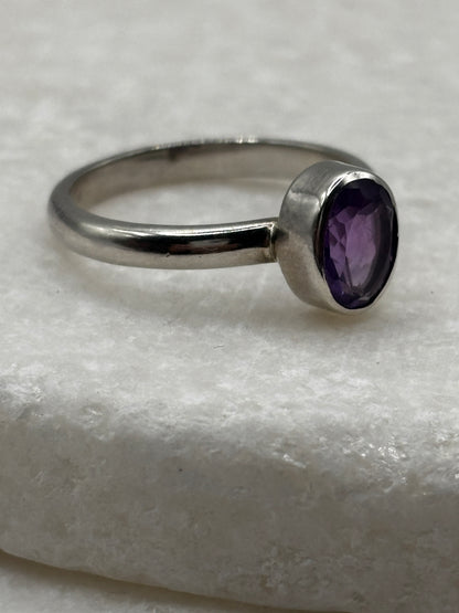 925 Sterling Silver Oval Amethyst Ring - Size O