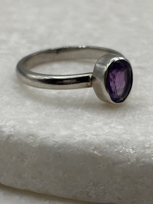 925 Sterling Silver Oval Amethyst Ring - Size O
