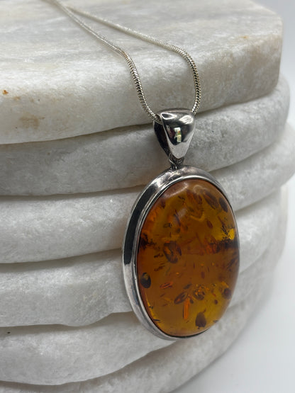 Vintage 925 Sterling Silver Natural Oval Amber Pendant on 45cm Chain