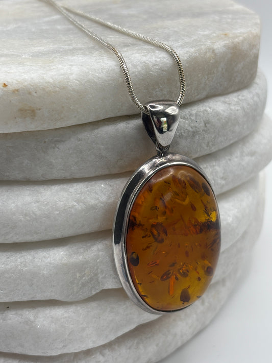 Vintage 925 Sterling Silver Natural Oval Amber Pendant on 45cm Chain