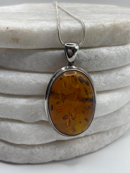 Vintage 925 Sterling Silver Natural Oval Amber Pendant on 45cm Chain