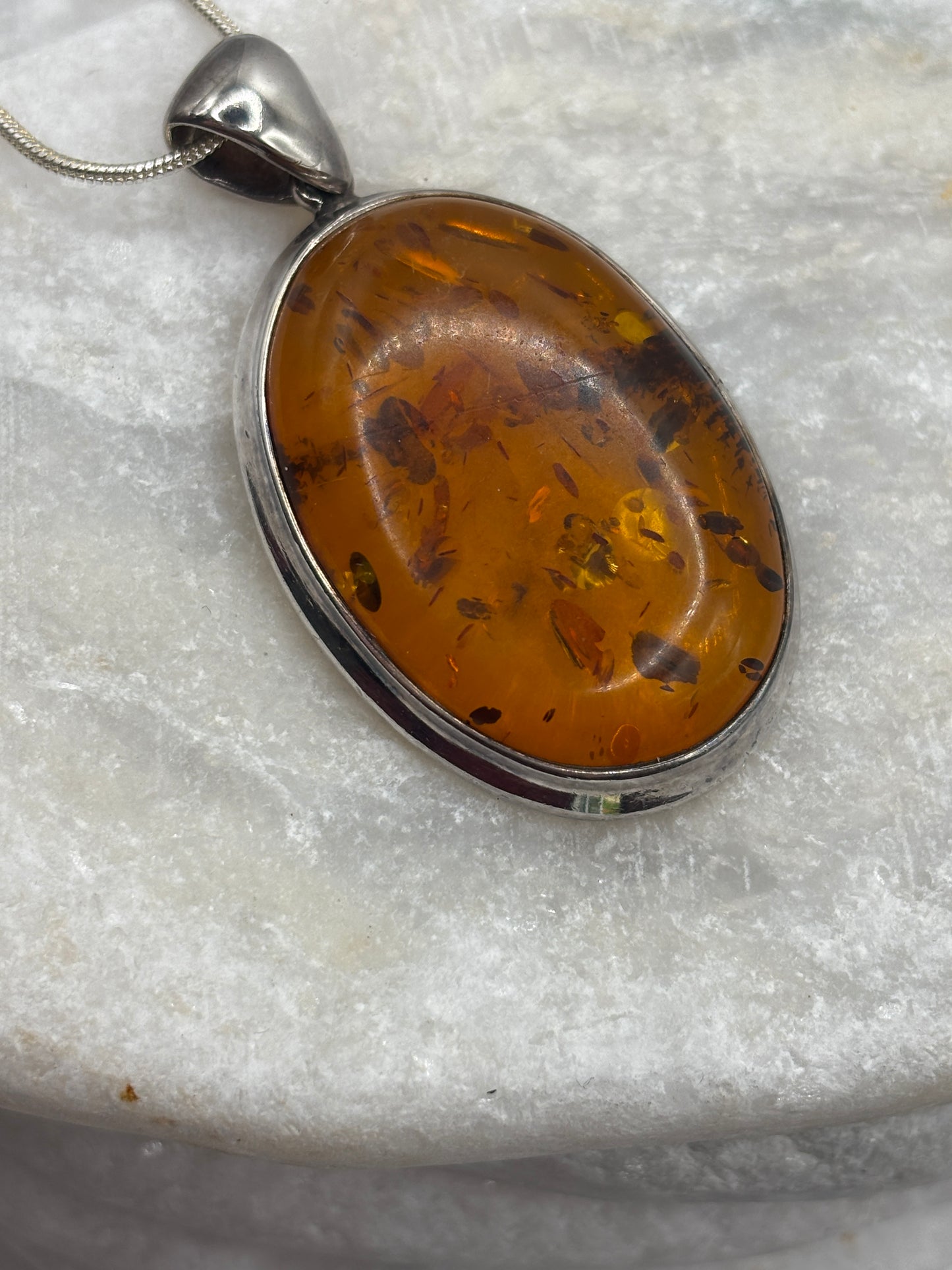Vintage 925 Sterling Silver Natural Oval Amber Pendant on 45cm Chain