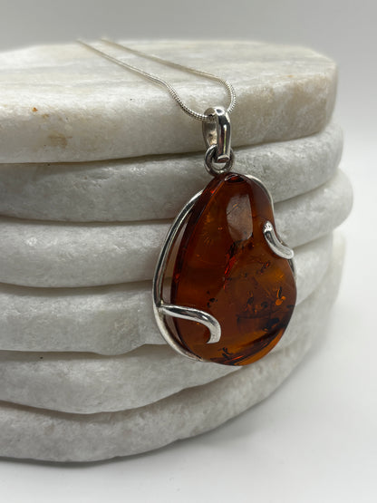 Vintage 925 Sterling Silver Natural Silver Entwined Teardrop Amber Pendant on 45cm Chain