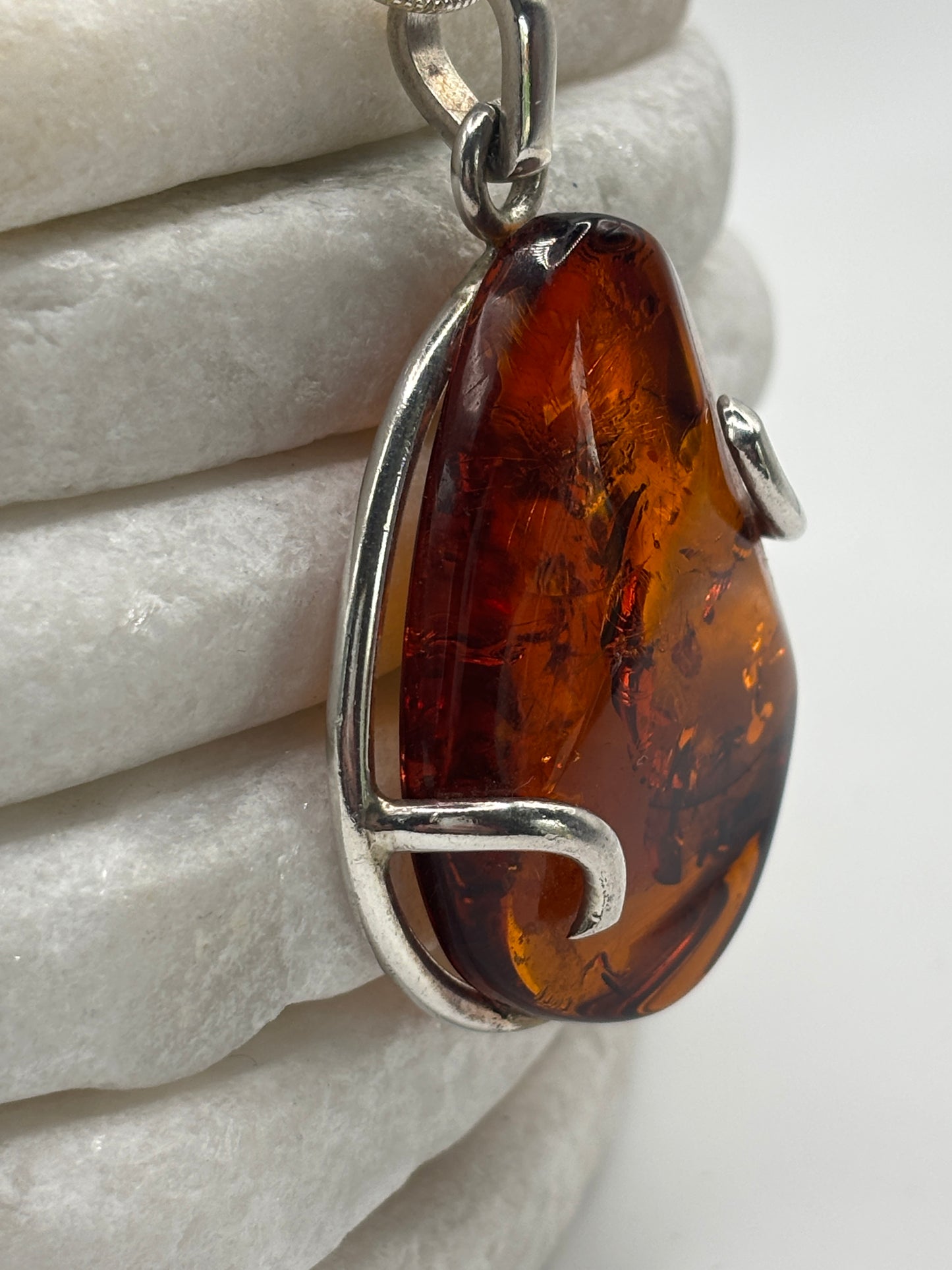 Vintage 925 Sterling Silver Natural Silver Entwined Teardrop Amber Pendant on 45cm Chain