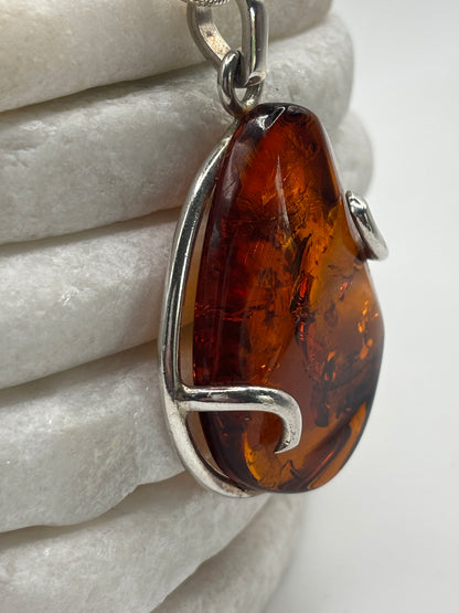 Vintage 925 Sterling Silver Natural Silver Entwined Teardrop Amber Pendant on 45cm Chain