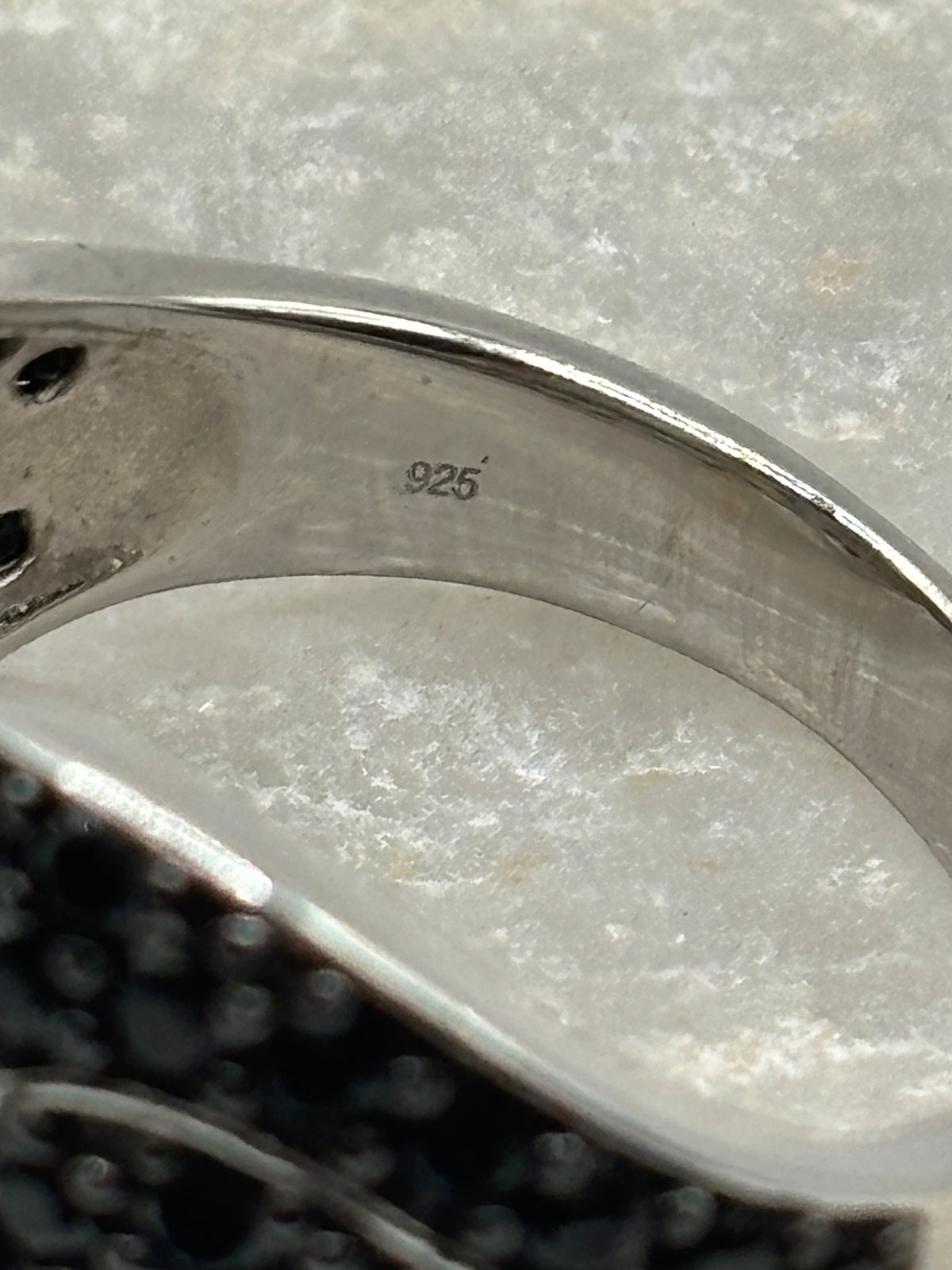 925 Sterling Silver Black Spinel Twist Ring - Size Q