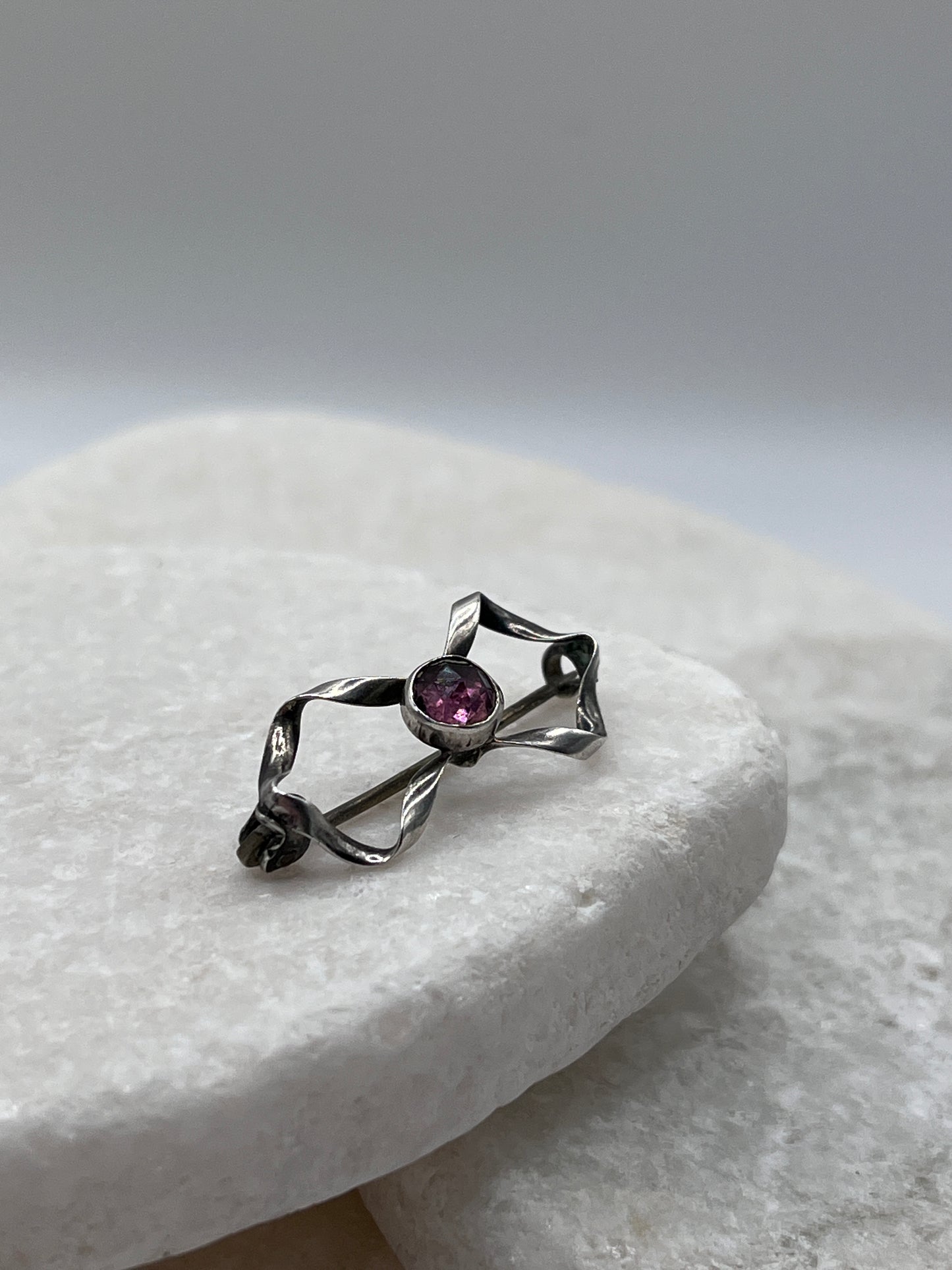 925 Sterling Silver Vintage Amethyst Ribbon Broach Size S