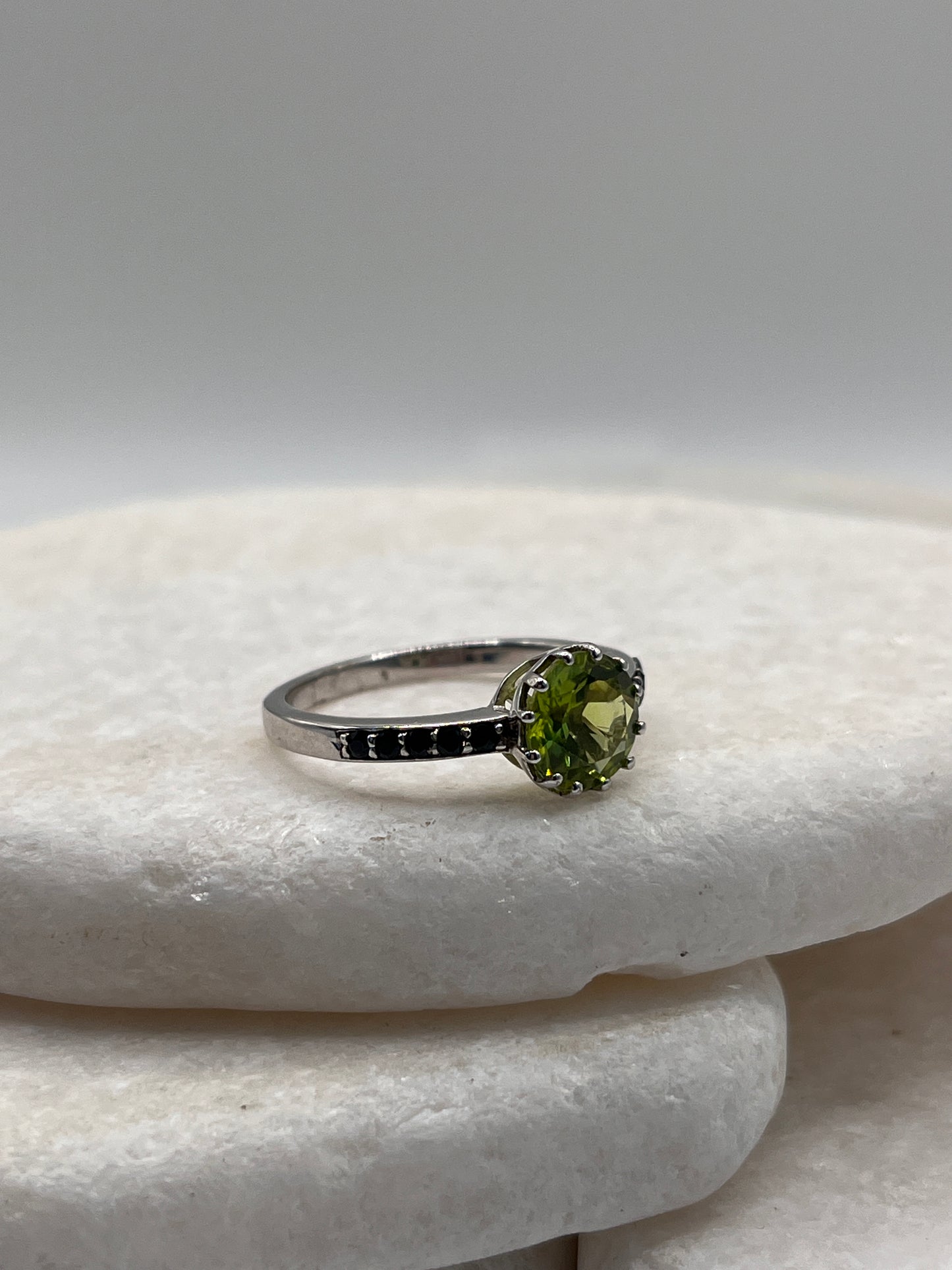 925 Sterling Silver Peridot And Black Spinel Size S