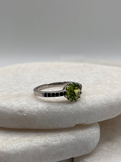 925 Sterling Silver Peridot And Black Spinel Size S