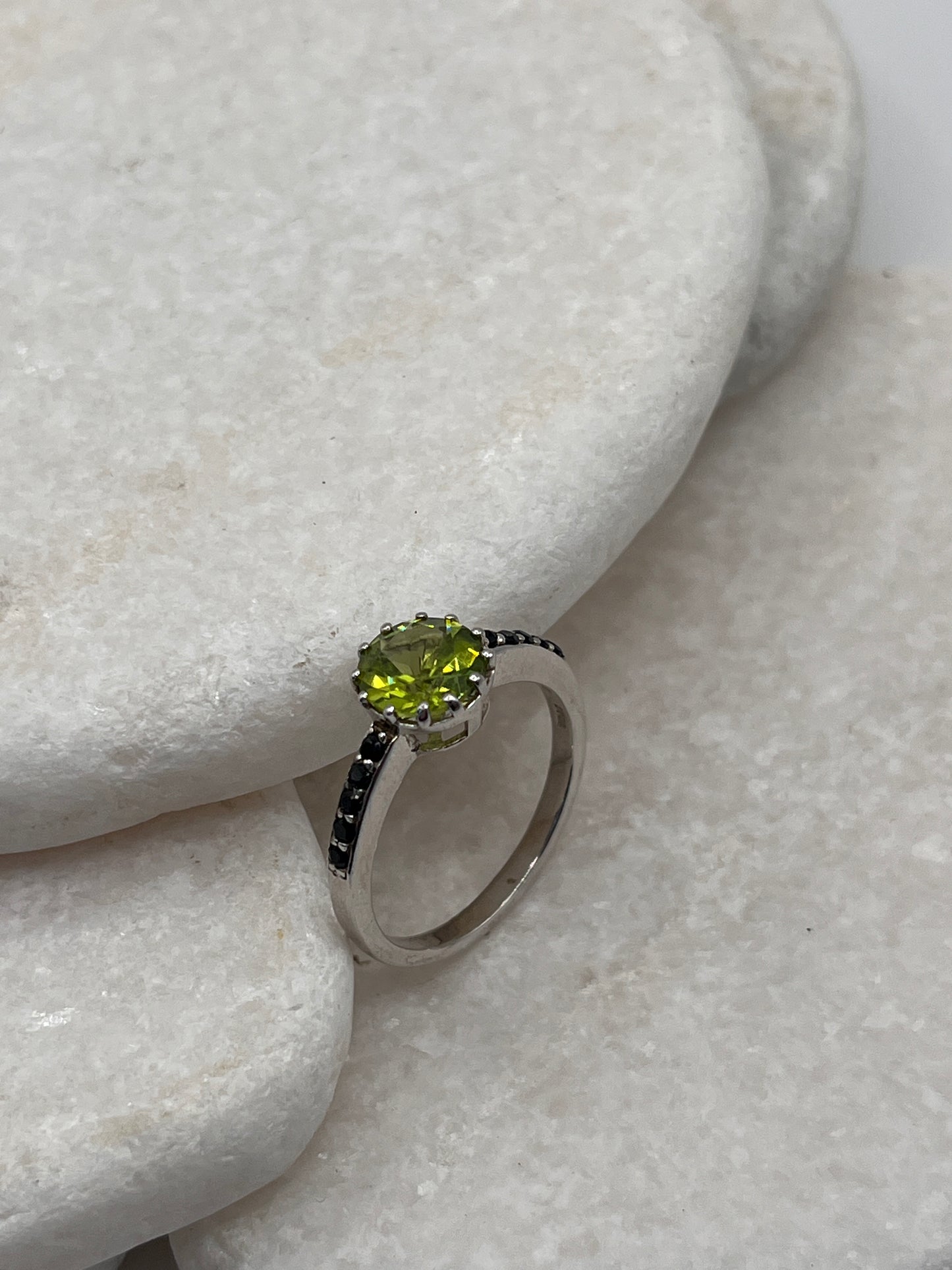 925 Sterling Silver Peridot And Black Spinel Size S