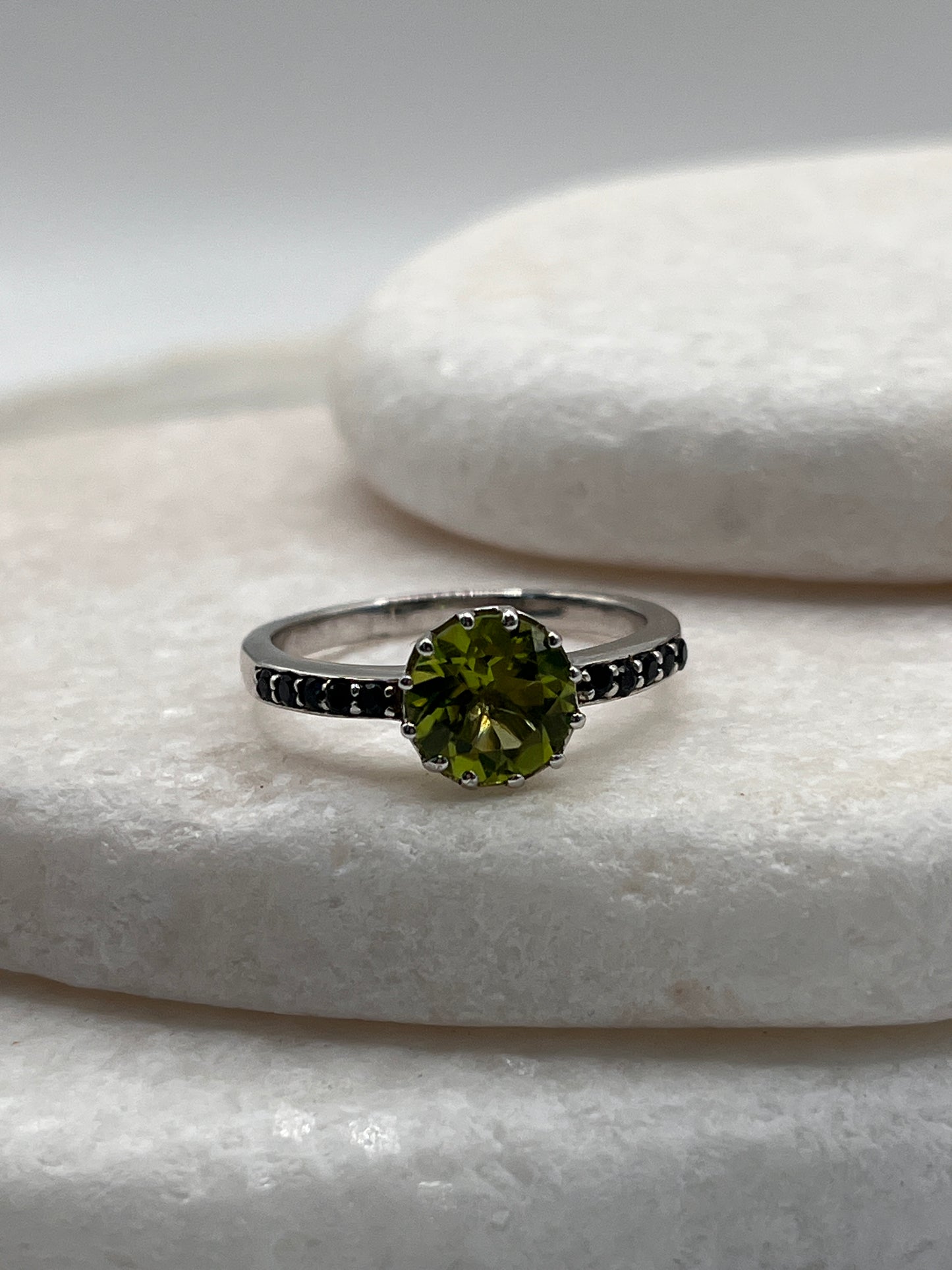 925 Sterling Silver Peridot And Black Spinel Size S