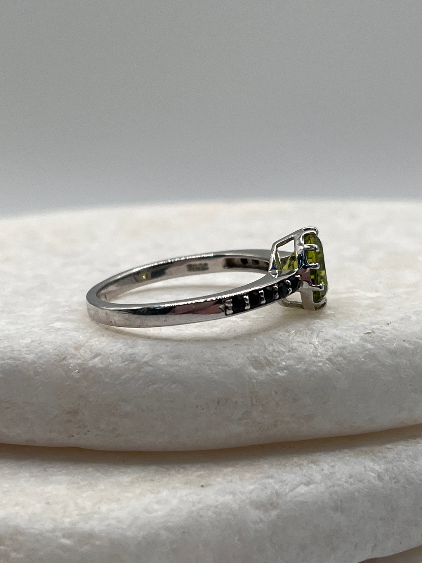 925 Sterling Silver Peridot And Black Spinel Size S