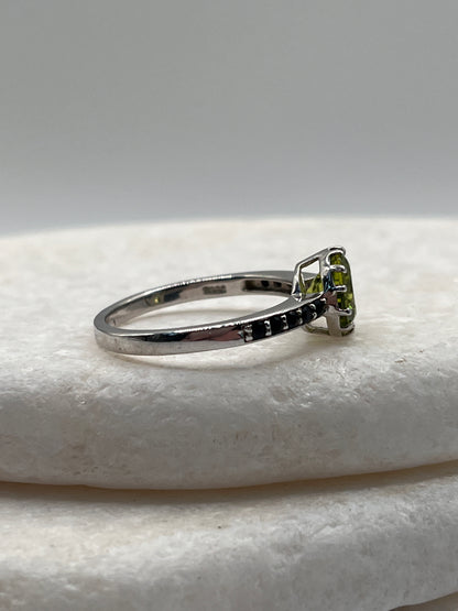 925 Sterling Silver Peridot And Black Spinel Size S