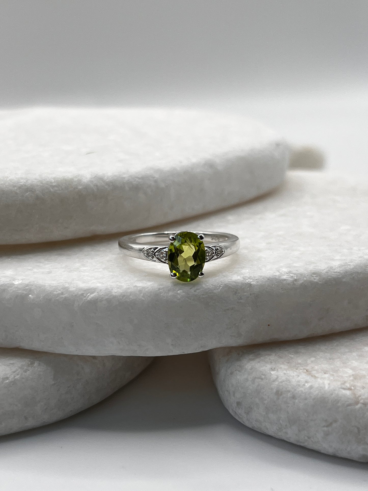 925 Sterling Silver Peridot Oval Gemstone Ring Size L