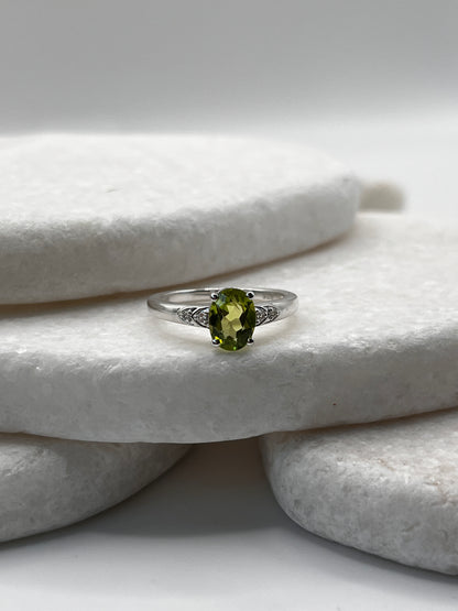 925 Sterling Silver Peridot Oval Gemstone Ring Size L