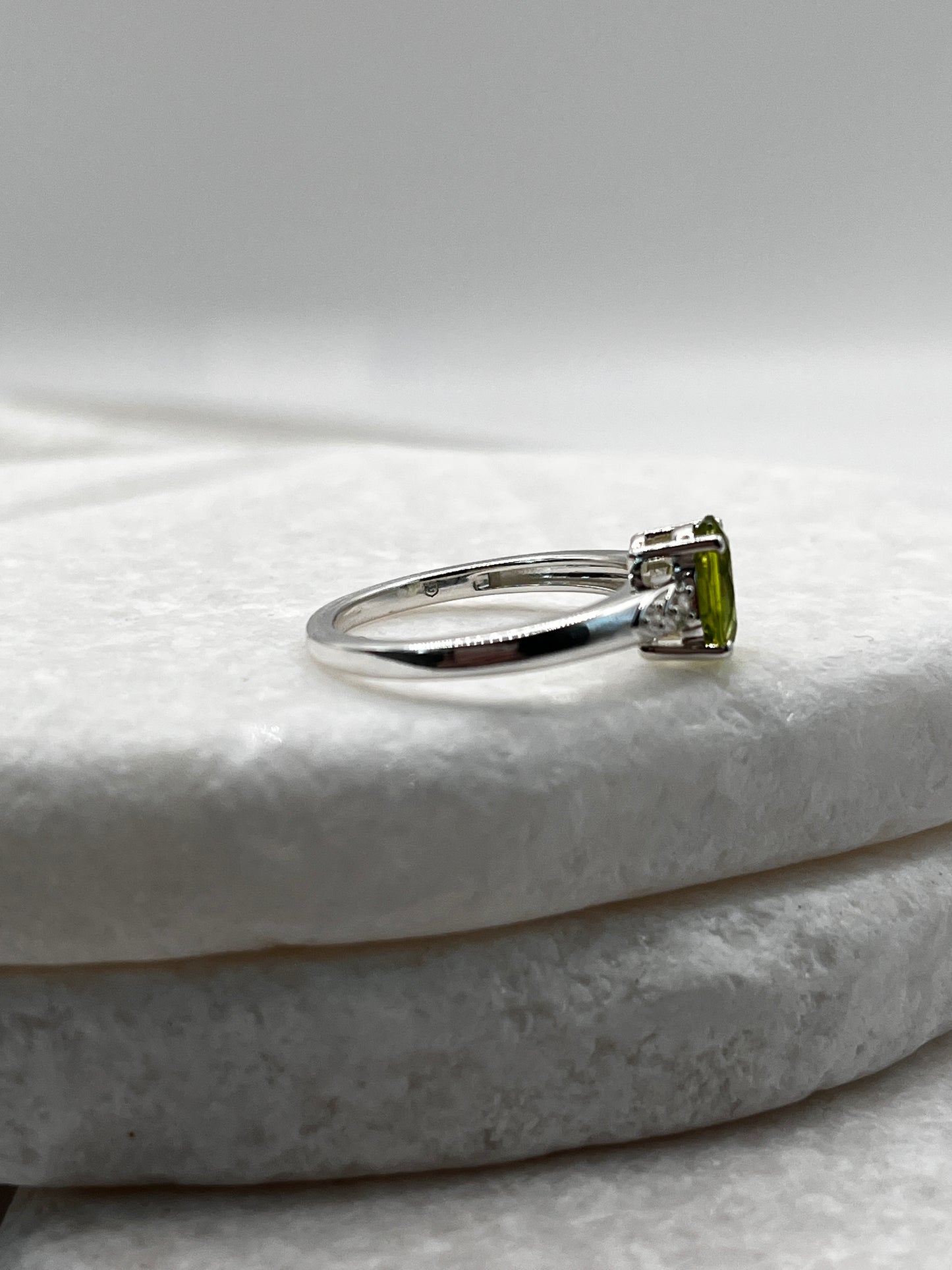 925 Sterling Silver Peridot Oval Gemstone Ring Size L