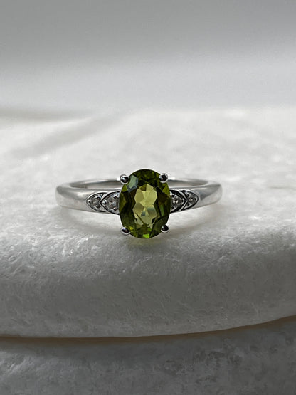 925 Sterling Silver Peridot Oval Gemstone Ring Size L
