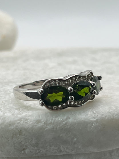 925 Sterling Silver Chrome Diopside And White Topaz Trilogy Ring Size O