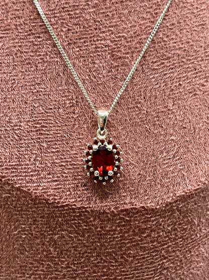 Vintage 925 Sterling Silver Oval Garnet Pendant Necklace