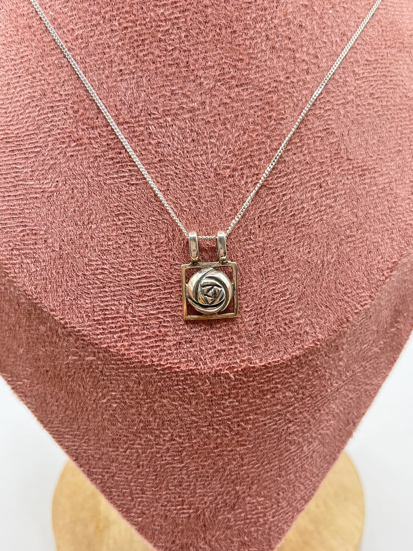 Sterling Silver Charles Rennie Mackintosh Celtic Style Pendant Necklace – Includes 45cm Sterling Silver Chain