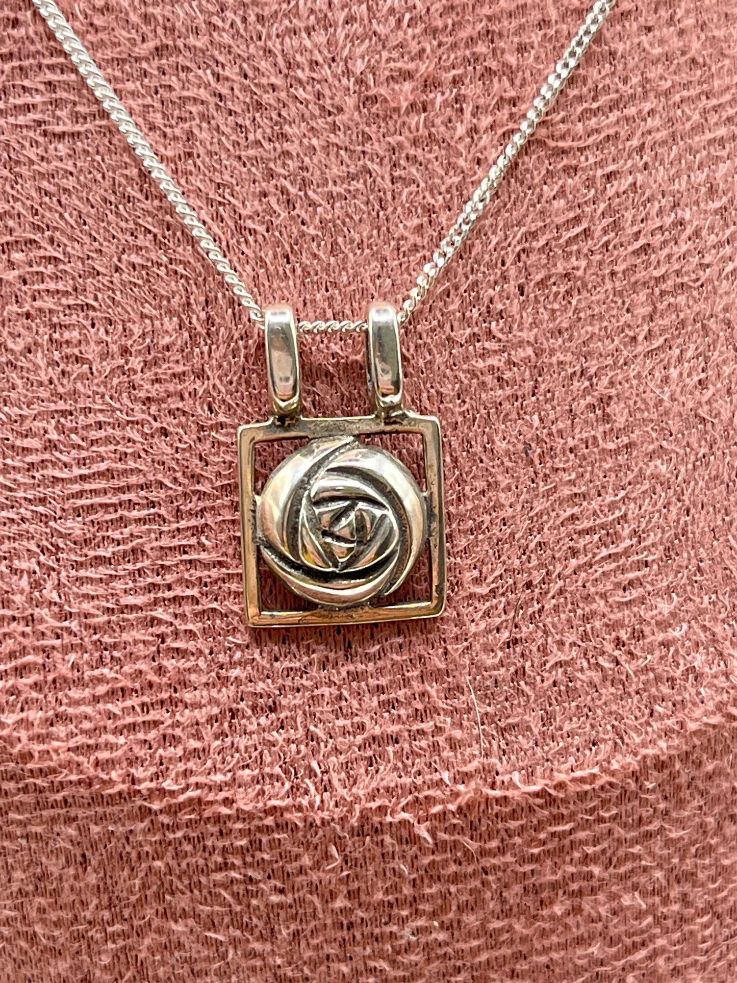 Sterling Silver Charles Rennie Mackintosh Celtic Style Pendant Necklace – Includes 45cm Sterling Silver Chain