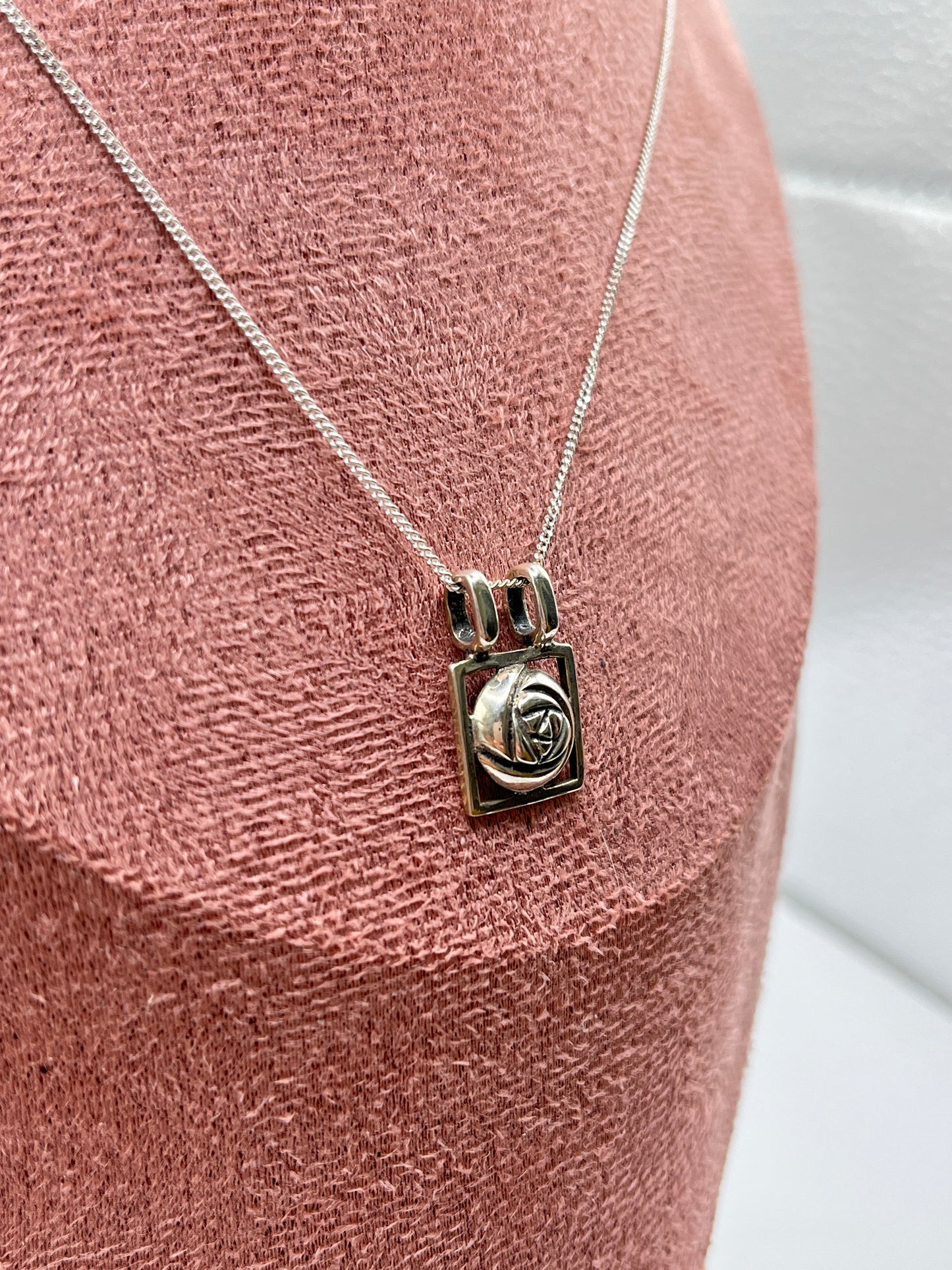 Sterling Silver Charles Rennie Mackintosh Celtic Style Pendant Necklace – Includes 45cm Sterling Silver Chain