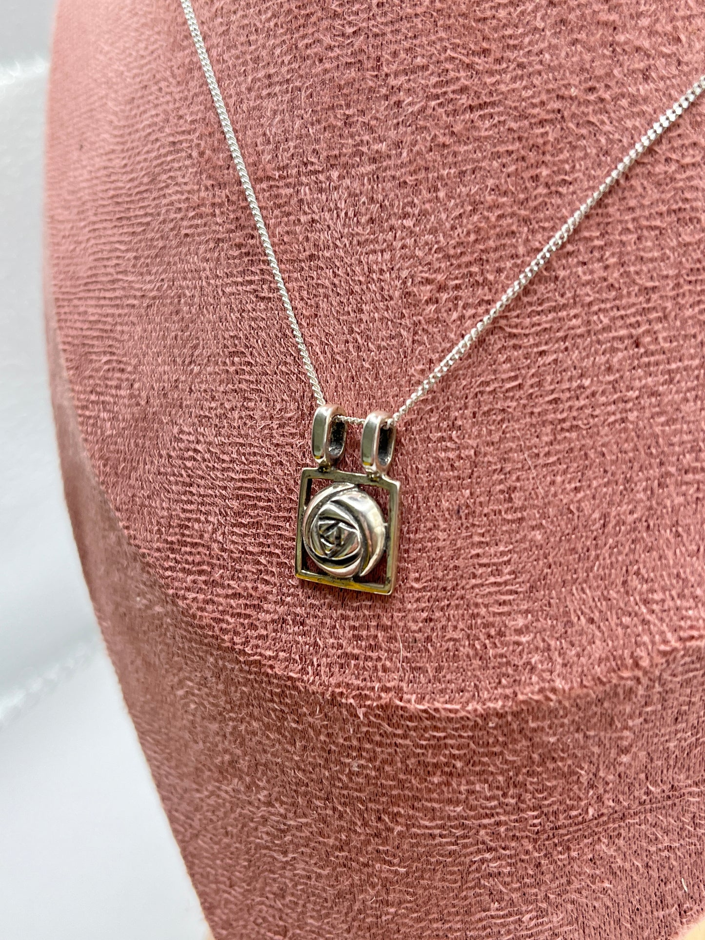 Sterling Silver Charles Rennie Mackintosh Celtic Style Pendant Necklace – Includes 45cm Sterling Silver Chain