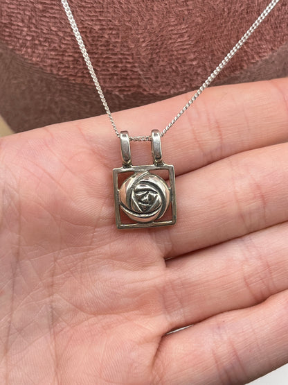 Sterling Silver Charles Rennie Mackintosh Celtic Style Pendant Necklace – Includes 45cm Sterling Silver Chain