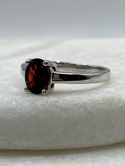 925 Sterling Silver Garnet Solitaire Ring - Size Q