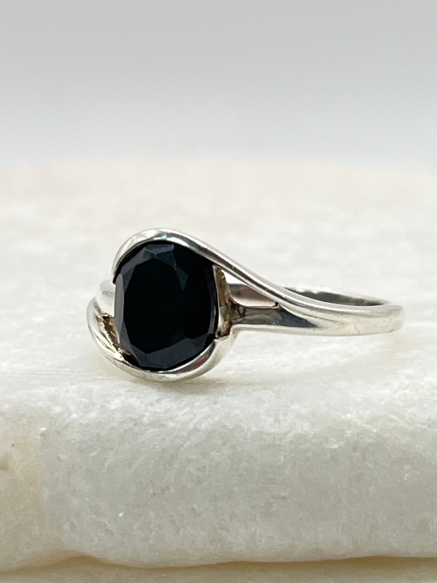 925 Sterling Silver Black Spinel Twist Ring - Size S