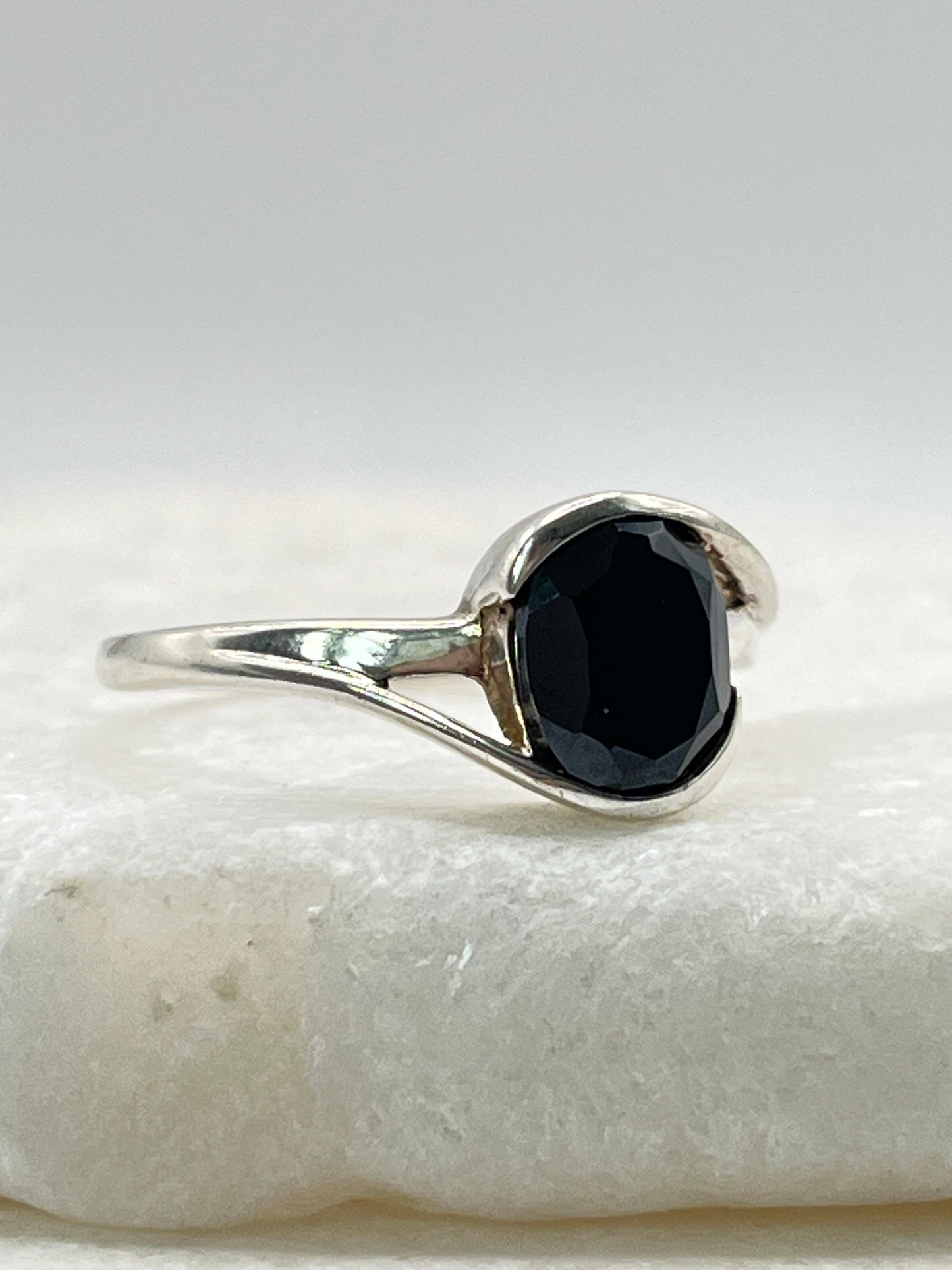 925 Sterling Silver Black Spinel Twist Ring - Size S