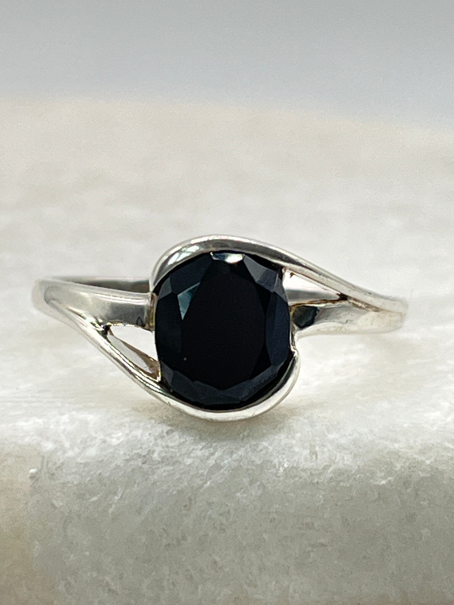 925 Sterling Silver Black Spinel Twist Ring - Size S