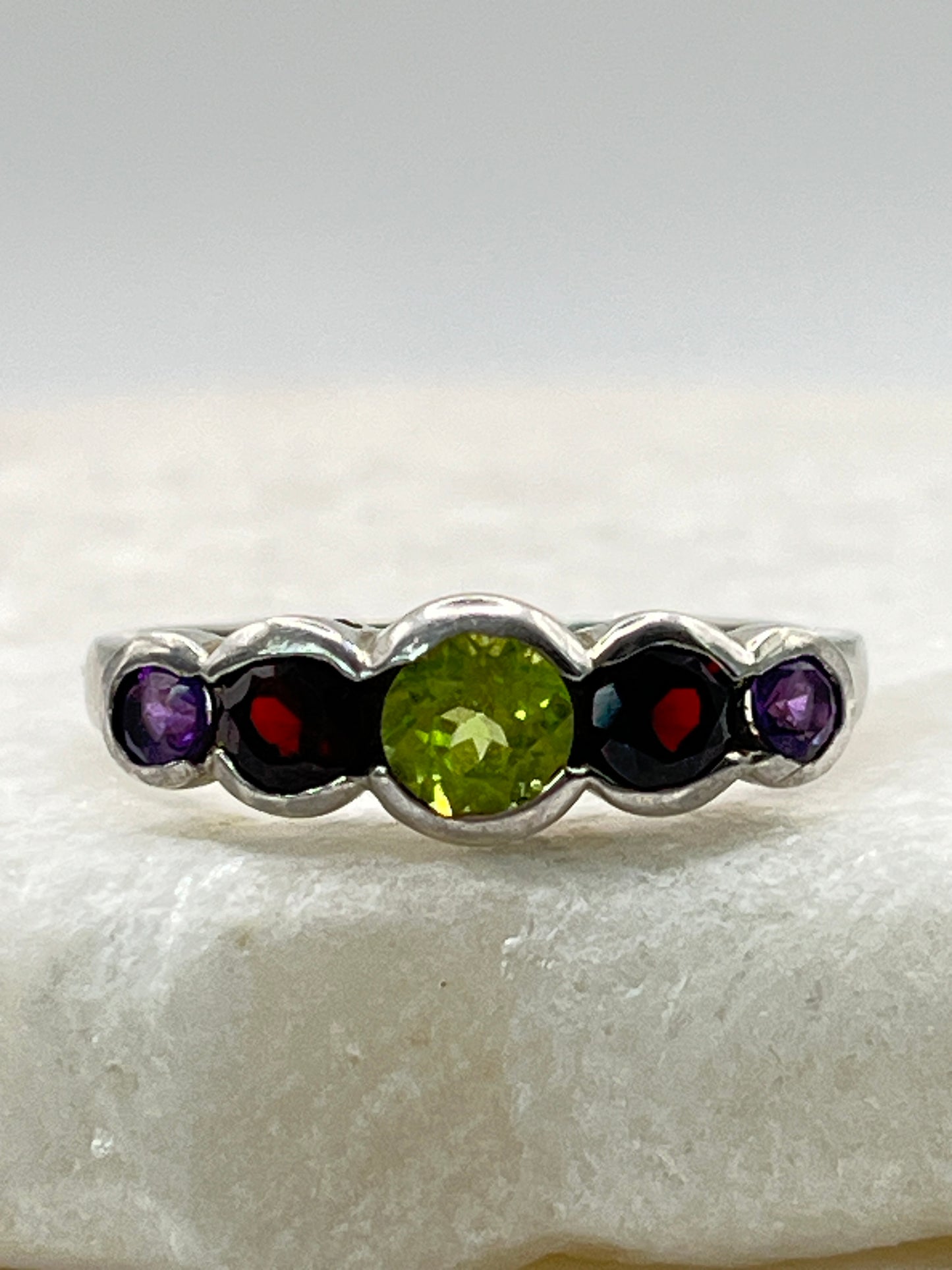 925 Sterling Silver Multi Gemstone Ring including Amethyst, Garnet and Peridot - Size S