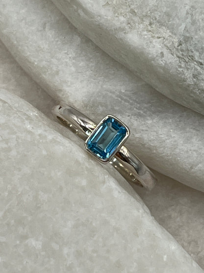 925 Sterling Silver Emerald Cut Swiss Blue Topaz Ring - Size Q