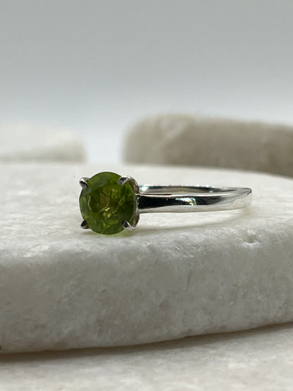 925 Sterling Silver Peridot Solitaire Ring - Size O