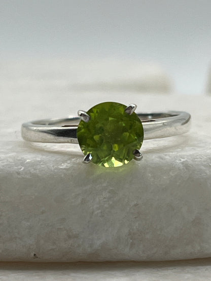 925 Sterling Silver Peridot Solitaire Ring - Size O