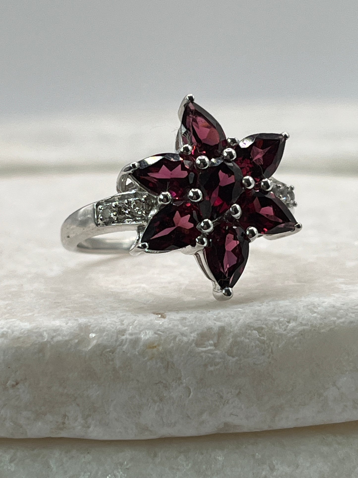 925 Sterling Silver Garnet Floral Star Ring - Size S