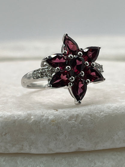 925 Sterling Silver Garnet Floral Star Ring - Size S