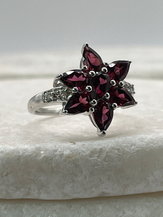 925 Sterling Silver Garnet Floral Star Ring - Size S
